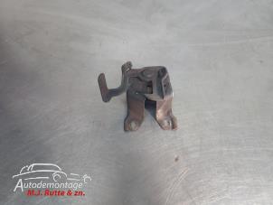 O210616 Gebruikte motorkap slotmechaniek Suzuki Alto