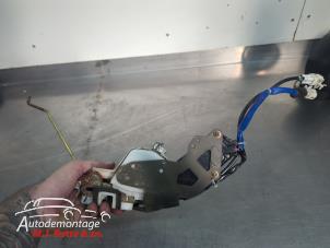 O210688 Gebruikte slotmechaniek portier 4deurs links-voor Suzuki Wagon R+