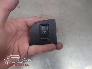 O210804 Gebruikte elektrisch raam schakelaar Skoda Octavia