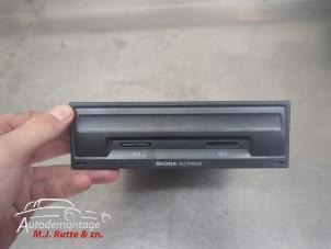 O210814 Gebruikte bedieningspaneel multi media Skoda Octavia