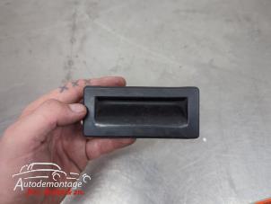O210831 Gebruikte schakelaar achterklep Skoda Octavia