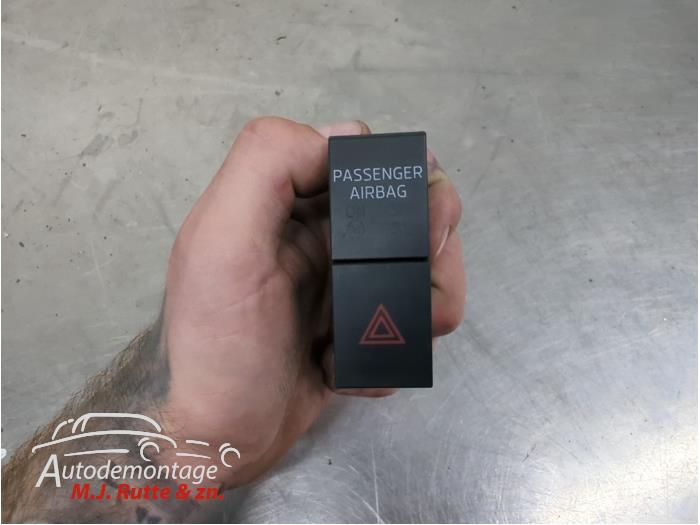 Gebruikte Schakelaar Paniekverlichting Skoda Octavia O210833