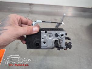 O210850 Gebruikte deurslot mechaniek 4deurs links-achter Peugeot 208