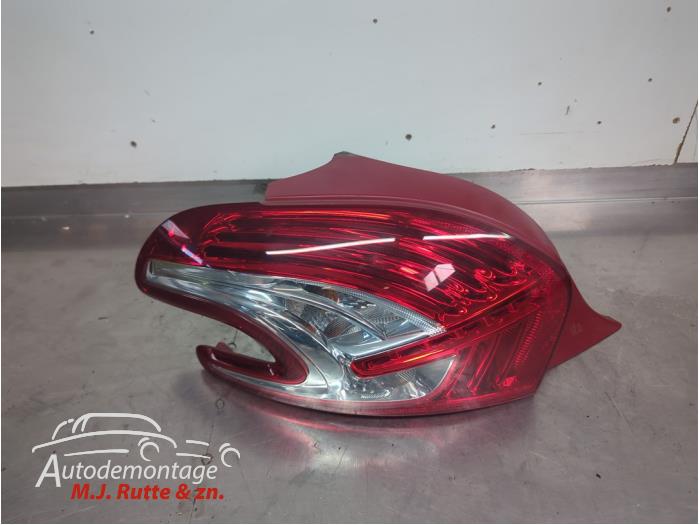 Gebruikte Achterlicht links Peugeot 208 O210871