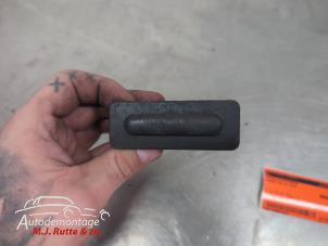 O210875 Gebruikte schakelaar achterklep Peugeot 208