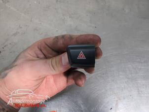 O210877 Gebruikte schakelaar paniekverlichting Peugeot 208