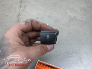O210879 Gebruikte centrale deurvergrendeling schakelaar Peugeot 208