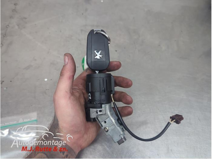 Gebruikte Kontaktslot+Sleutel Peugeot 208 O210880