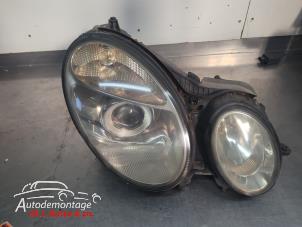 O210900 Gebruikte rechter koplamp Mercedes E-Klasse