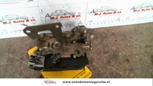 O83150 Gebruikte slotmechaniek portier 4deurs links-voor Renault Espace