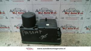 O110923 Gebruikte pomp elektrische deurvergrendeling Volkswagen Passat