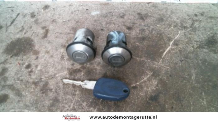 Gebruikte Deurslot Cilinder rechts Fiat Punto O81878