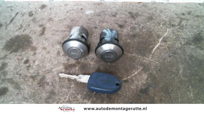 Gebruikte Deurslot Cilinder links Fiat Punto O81486