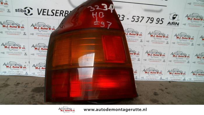 Gebruikte Achterlicht links Mazda 323 O93183