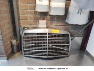 O71395 Gebruikte grille Mercedes 200 - 500