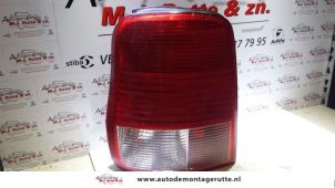 O93451 Gebruikte achterlicht links Kia Carnival