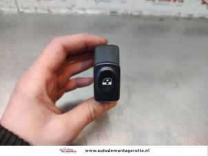 O107948 Gebruikte elektrisch raam schakelaar Renault Clio