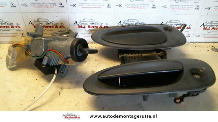 Slotenset Cilinder (compleet) van een Mazda 323 P (BA15) 1.5i 16V 2000