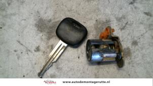 O81705 Gebruikte cilinderslot portier links Mitsubishi Space Runner