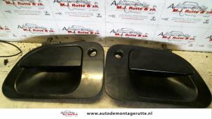 O80828 Gebruikte portiergreep 2deurs rechts Mitsubishi L400