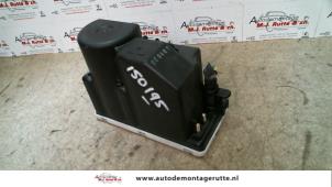 O110893 Gebruikte pomp elektrische deurvergrendeling Mercedes 190E/D
