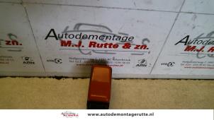 O104065 Gebruikte alarmlicht schakelaar Mercedes 190E/D