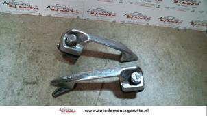 O80057 Gebruikte portiergreep 4deurs links-voor Mercedes 200 - 500