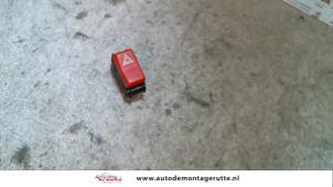 O104066 Gebruikte alarmlicht schakelaar Mercedes 190E/D