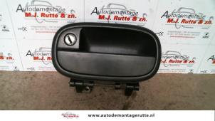 O80199 Gebruikte portiergreep 4deurs links-voor Hyundai Lantra