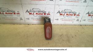 O104113 Gebruikte gevarenlicht schakelaar Opel Agila