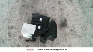 O108286 Gebruikte schakelaar elektrisch raam Toyota Starlet