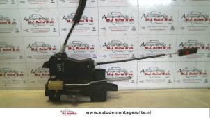 O82911 Gebruikte slotmechaniek portier 4deurs links-voor Opel Signum