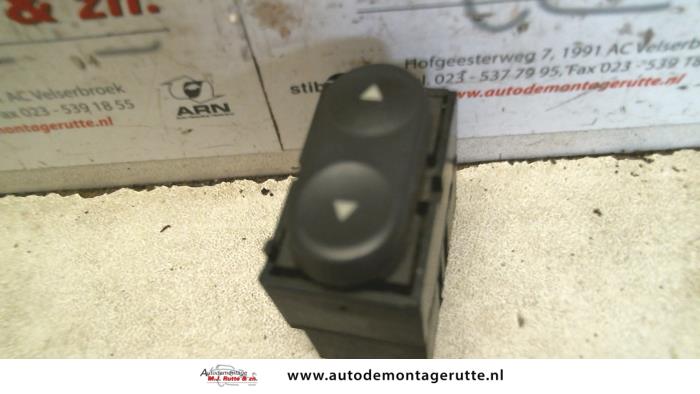 Gebruikte Schakelaar Elektrisch Raam Fiat Punto O107386