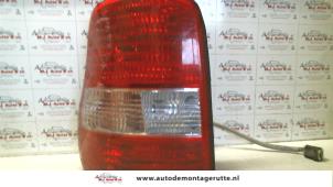 O93452 Gebruikte achterlicht links Kia Carnival