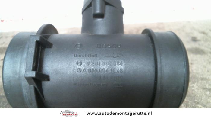 Luchthoeveelheidsmeter van een Mercedes-Benz C Combi (S202) 2.2 C-200 CDI 16V 2000