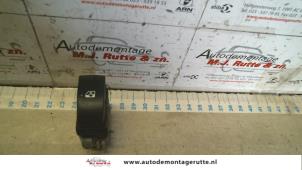 O107933 Gebruikte schakelaar elektrisch raam Renault Scenic