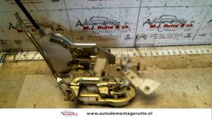 O83844 Gebruikte slotmechaniek portier 4deurs rechts-voor Toyota Yaris