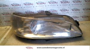 O74122 Gebruikte koplamp rechts Peugeot 306