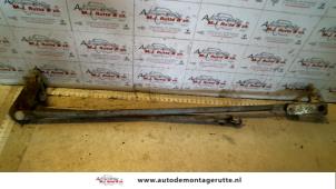 O118324 Gebruikte ruitenwis mechaniek Toyota Starlet