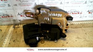 O82814 Gebruikte portierslot mechaniek 4deurs links-voor BMW 3-Serie