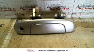 O81023 Gebruikte portiergreep 4deurs rechts-voor Mazda Premacy