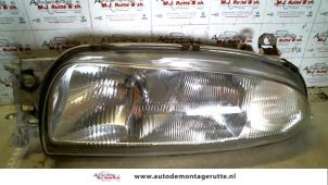 O72319 Gebruikte linker koplamp Mazda 121