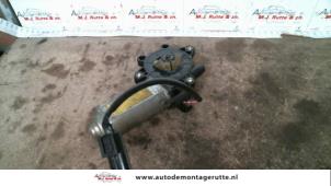 O90177 Gebruikte raammotor portier Landrover Discovery