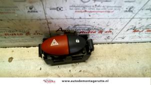 O104506 Gebruikte paniekverlichtings schakelaar Renault Twingo
