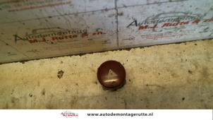 O104422 Gebruikte gevarenlicht schakelaar Citroen Berlingo