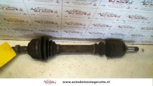 O111256 Gebruikte aandrijfas links-voor Peugeot Partner