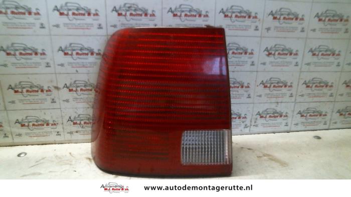 Gebruikte Achterlicht links Volkswagen Passat O93031