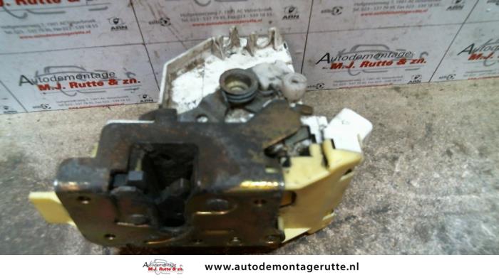 Portierslot Mechaniek 4Deurs links-achter van een Ford Focus 1 Wagon 1.4 16V 1999