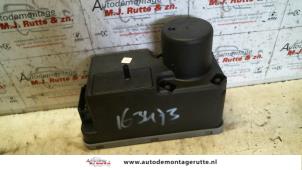O110906 Gebruikte pomp elektrische deurvergrendeling Volkswagen Golf