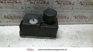 O110907 Gebruikte pomp elektrische deurvergrendeling Volkswagen Golf